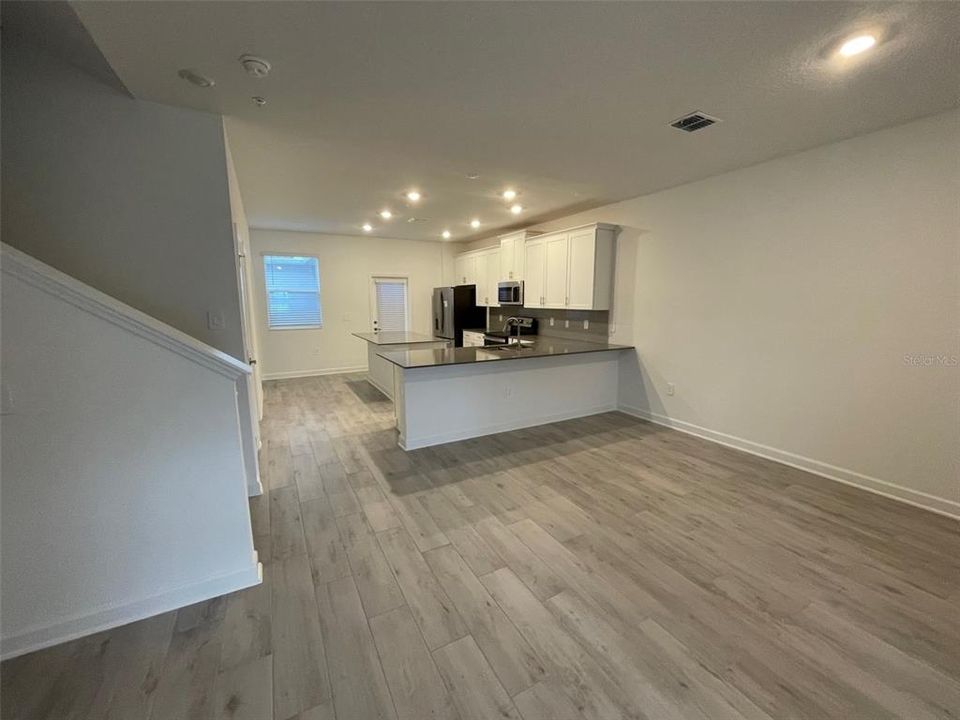 Под контрактом: $2,525 (3 спален, 2 ванн, 1636 Квадратных фут)