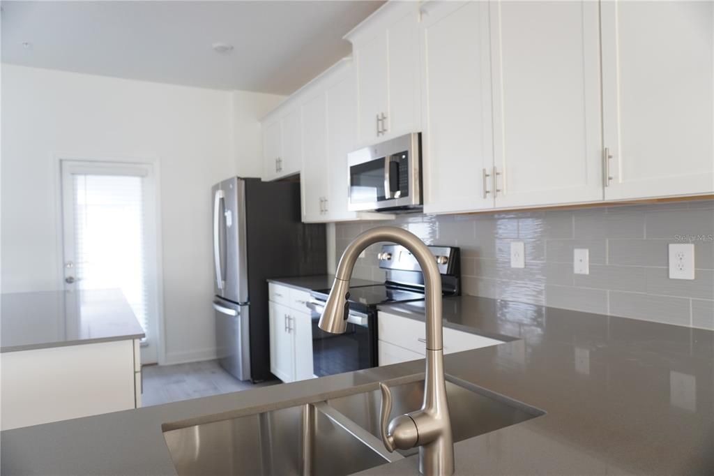 Под контрактом: $2,525 (3 спален, 2 ванн, 1636 Квадратных фут)