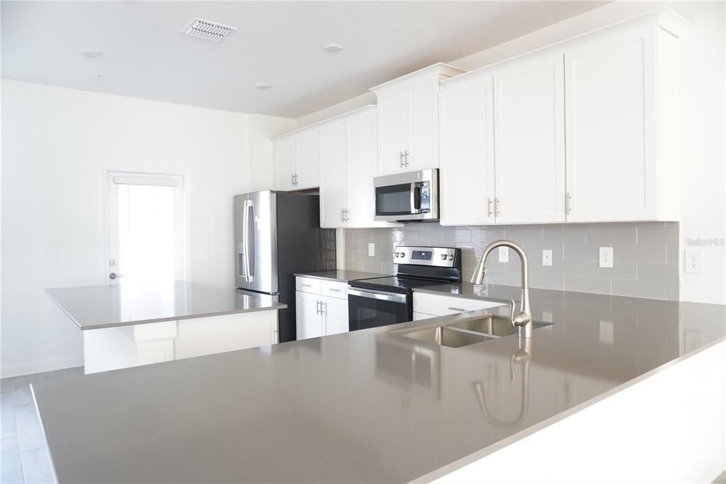 Под контрактом: $2,525 (3 спален, 2 ванн, 1636 Квадратных фут)