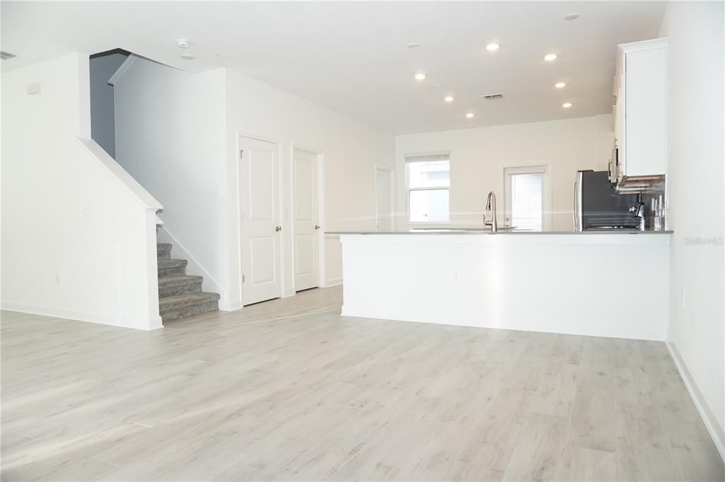 Под контрактом: $2,525 (3 спален, 2 ванн, 1636 Квадратных фут)