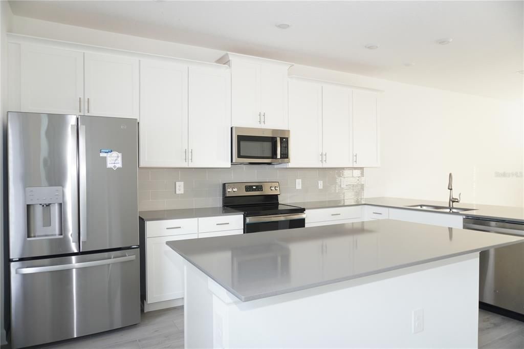 Под контрактом: $2,525 (3 спален, 2 ванн, 1636 Квадратных фут)