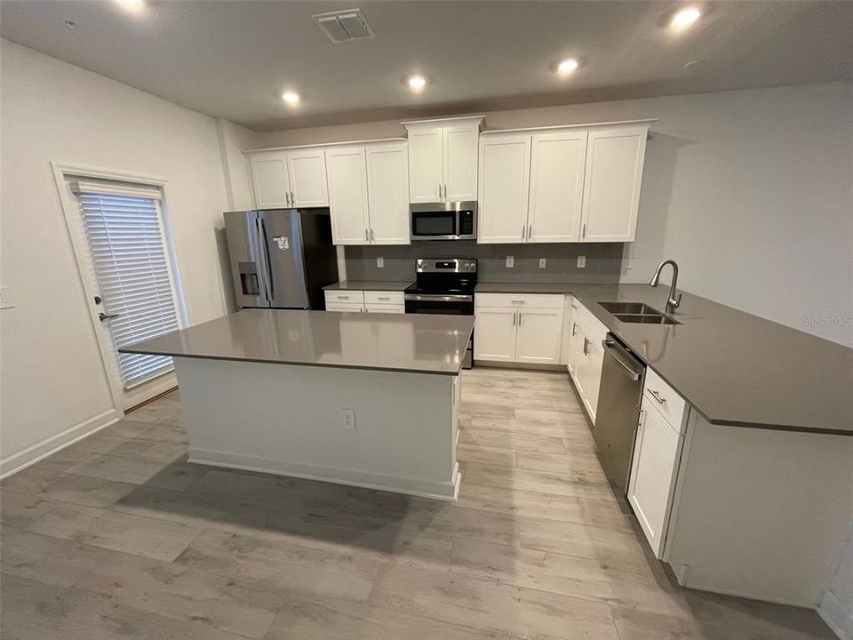 Под контрактом: $2,525 (3 спален, 2 ванн, 1636 Квадратных фут)