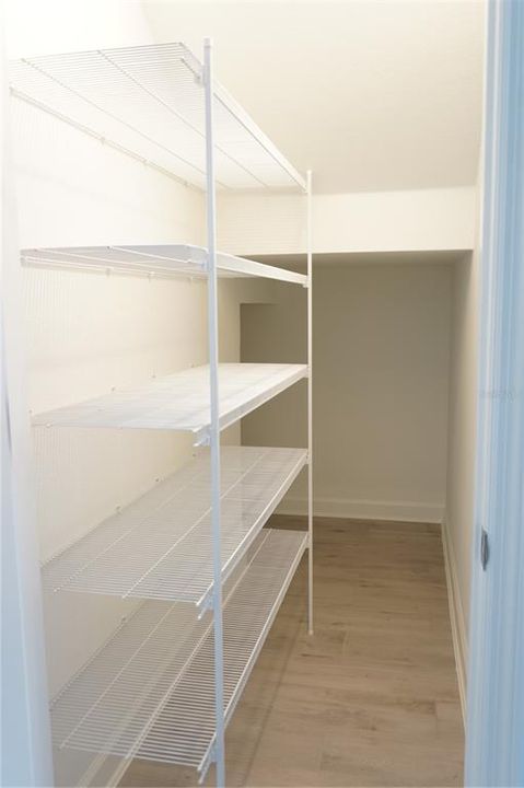 Под контрактом: $2,525 (3 спален, 2 ванн, 1636 Квадратных фут)