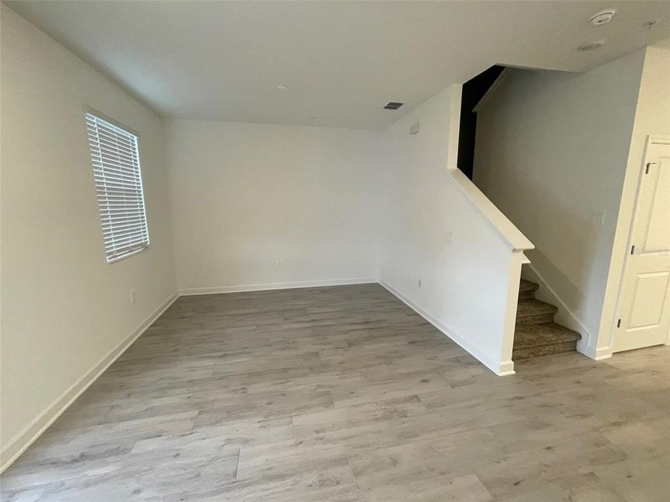 Под контрактом: $2,525 (3 спален, 2 ванн, 1636 Квадратных фут)