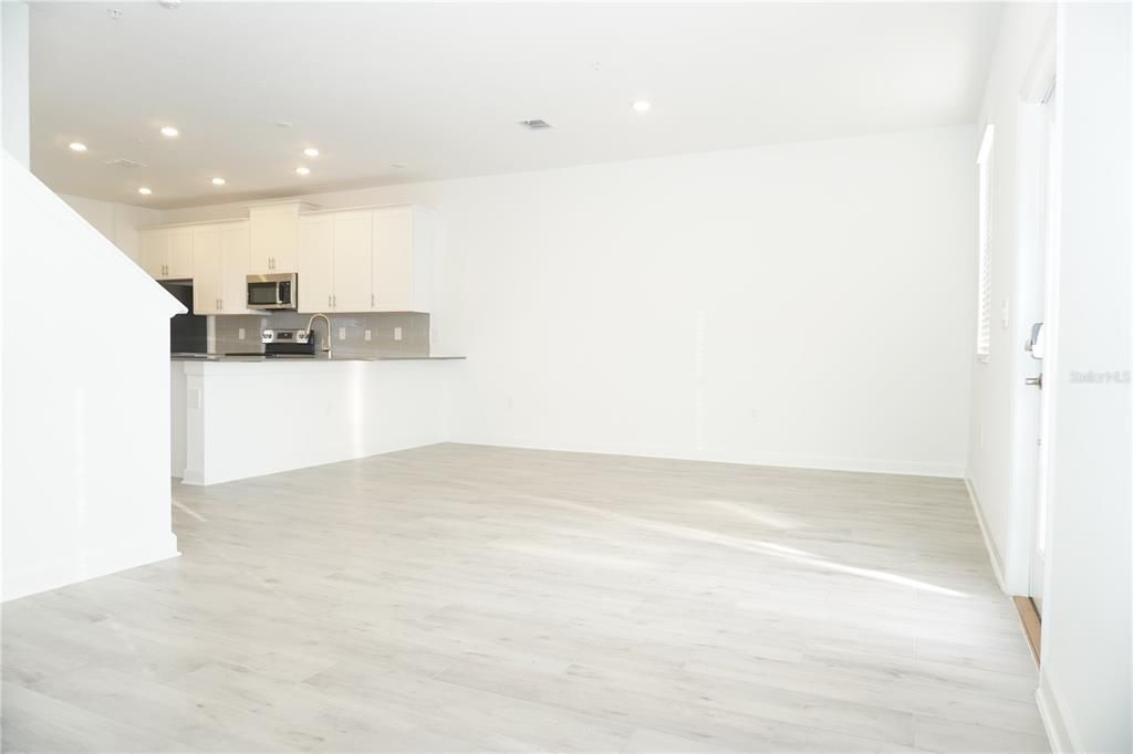 Под контрактом: $2,525 (3 спален, 2 ванн, 1636 Квадратных фут)