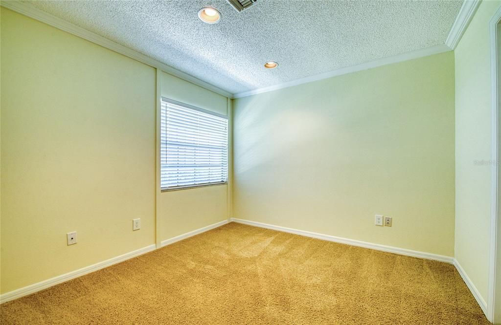 合同活跃: $2,100 (2 贝兹, 2 浴室, 1027 平方英尺)