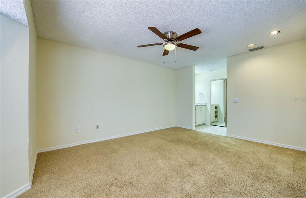 合同活跃: $2,100 (2 贝兹, 2 浴室, 1027 平方英尺)