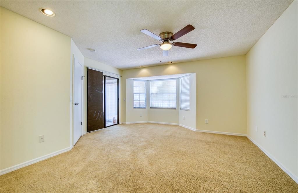 合同活跃: $2,100 (2 贝兹, 2 浴室, 1027 平方英尺)