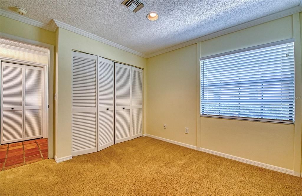 合同活跃: $2,100 (2 贝兹, 2 浴室, 1027 平方英尺)