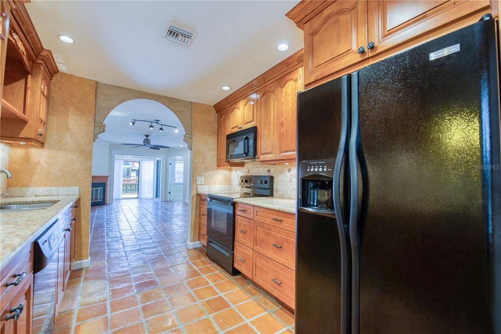 合同活跃: $2,100 (2 贝兹, 2 浴室, 1027 平方英尺)