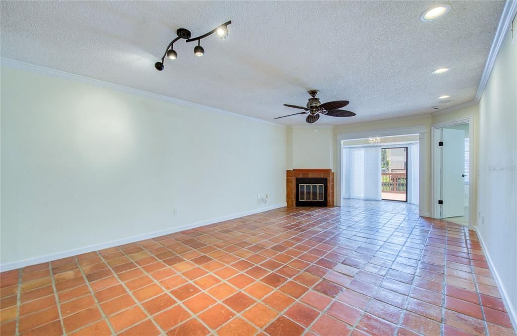 合同活跃: $2,100 (2 贝兹, 2 浴室, 1027 平方英尺)