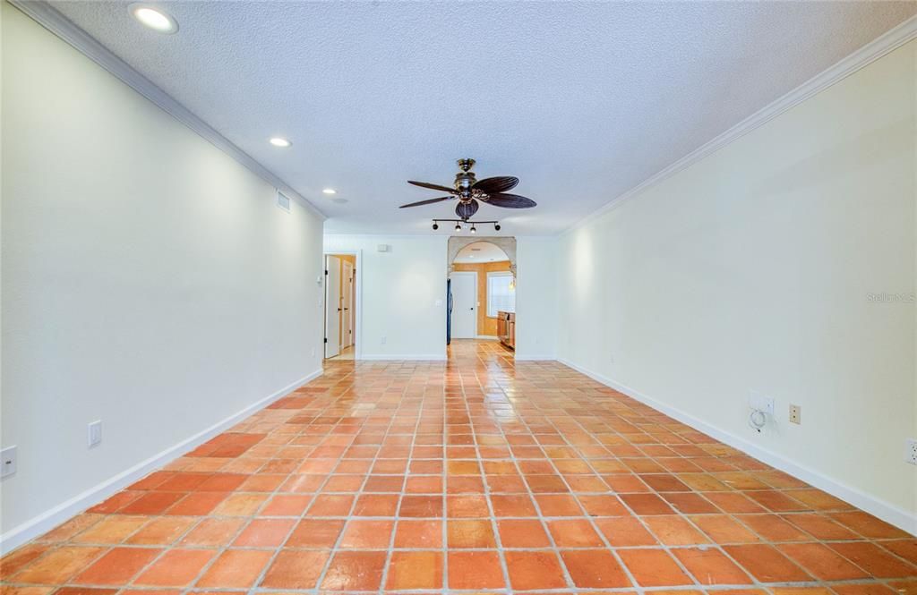 合同活跃: $2,100 (2 贝兹, 2 浴室, 1027 平方英尺)