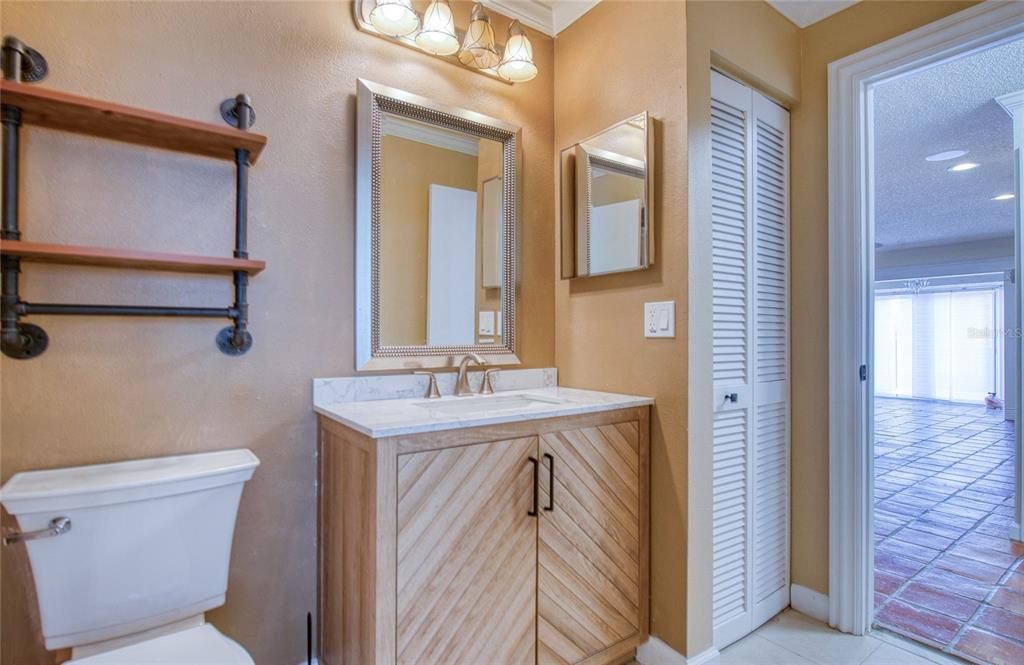 合同活跃: $2,100 (2 贝兹, 2 浴室, 1027 平方英尺)