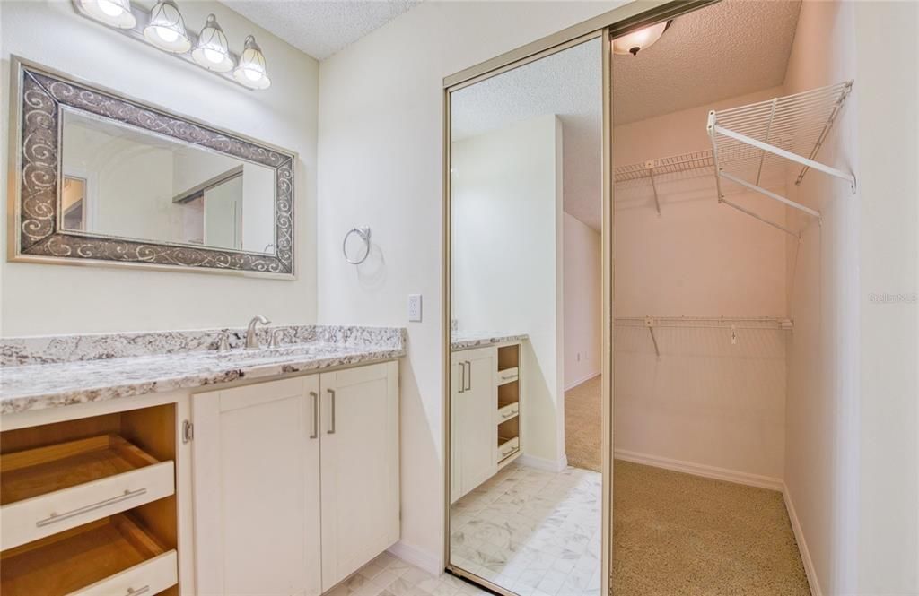 合同活跃: $2,100 (2 贝兹, 2 浴室, 1027 平方英尺)