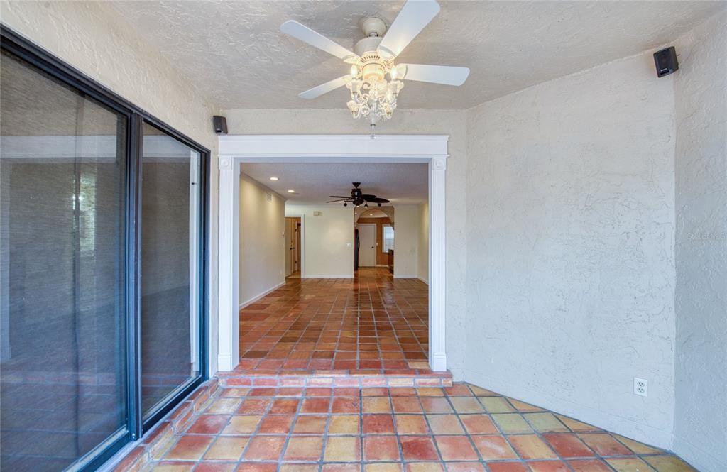 合同活跃: $2,100 (2 贝兹, 2 浴室, 1027 平方英尺)