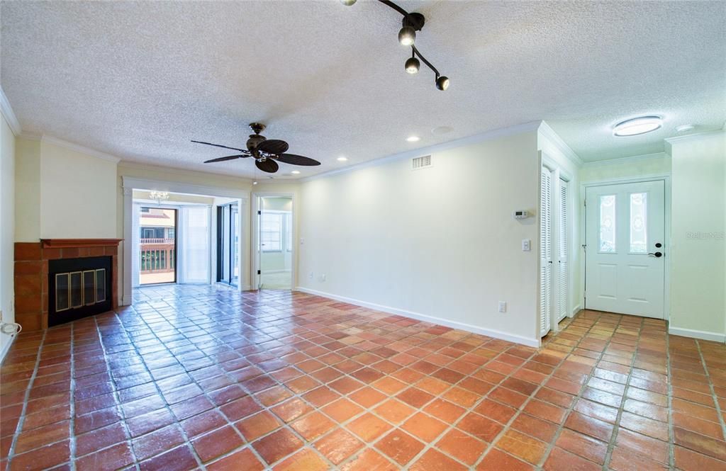 合同活跃: $2,100 (2 贝兹, 2 浴室, 1027 平方英尺)