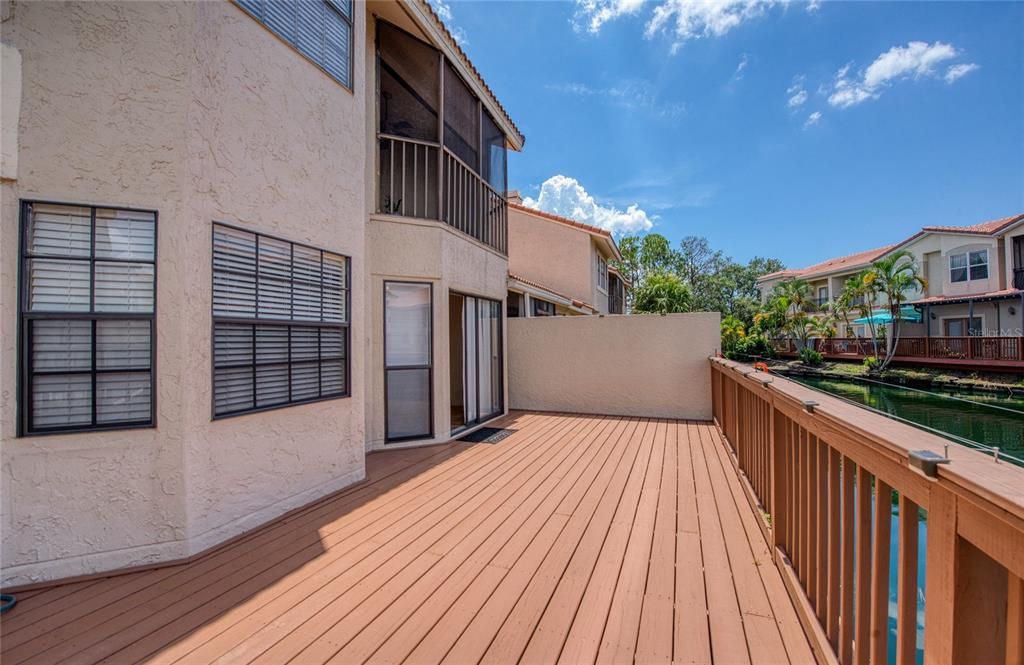 合同活跃: $2,100 (2 贝兹, 2 浴室, 1027 平方英尺)