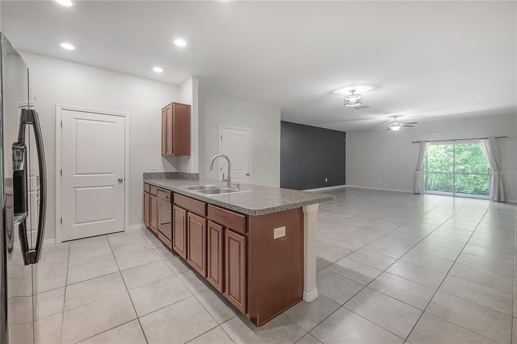 For Rent: $2,300 (3 beds, 2 baths, 1928 Square Feet)