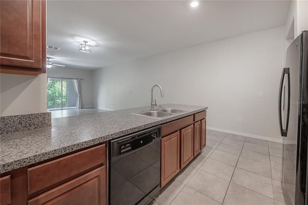 For Rent: $2,300 (3 beds, 2 baths, 1928 Square Feet)