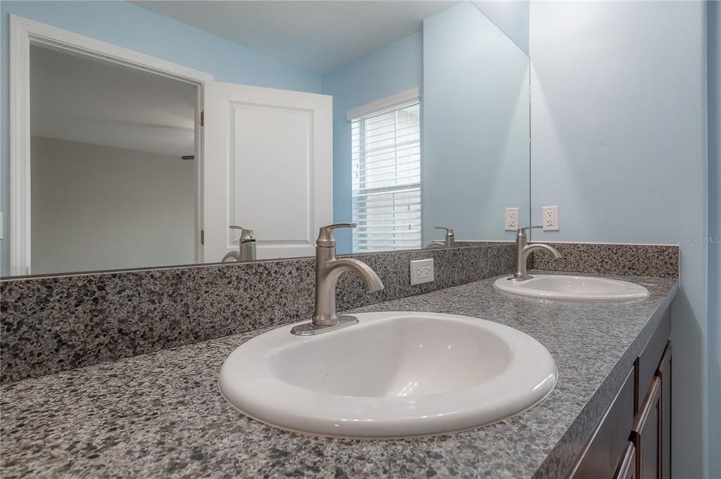 For Rent: $2,300 (3 beds, 2 baths, 1928 Square Feet)