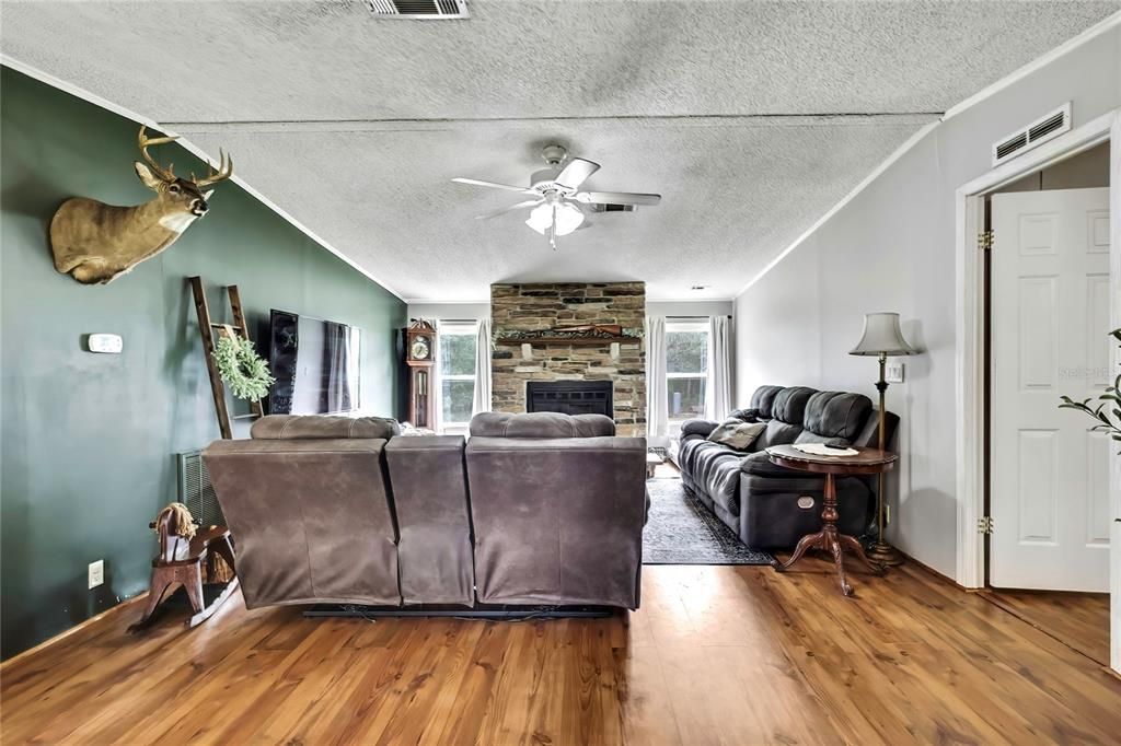 For Sale: $399,995 (3 beds, 2 baths, 1620 Square Feet)