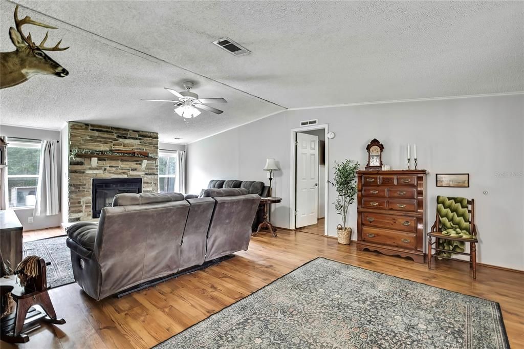 For Sale: $399,995 (3 beds, 2 baths, 1620 Square Feet)