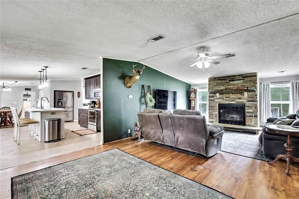 For Sale: $399,995 (3 beds, 2 baths, 1620 Square Feet)