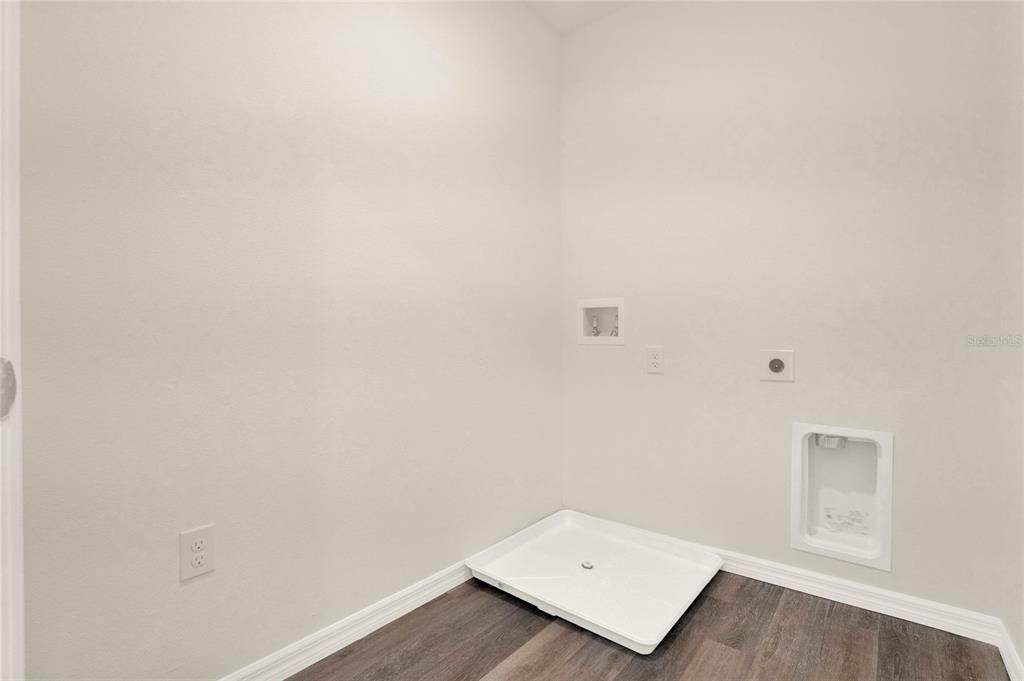 Под контрактом: $479,990 (5 спален, 3 ванн, 2663 Квадратных фут)