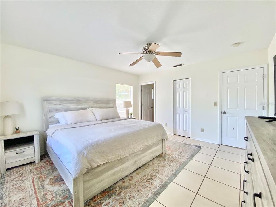 Activo con contrato: $2,200 (3 camas, 2 baños, 1491 Pies cuadrados)