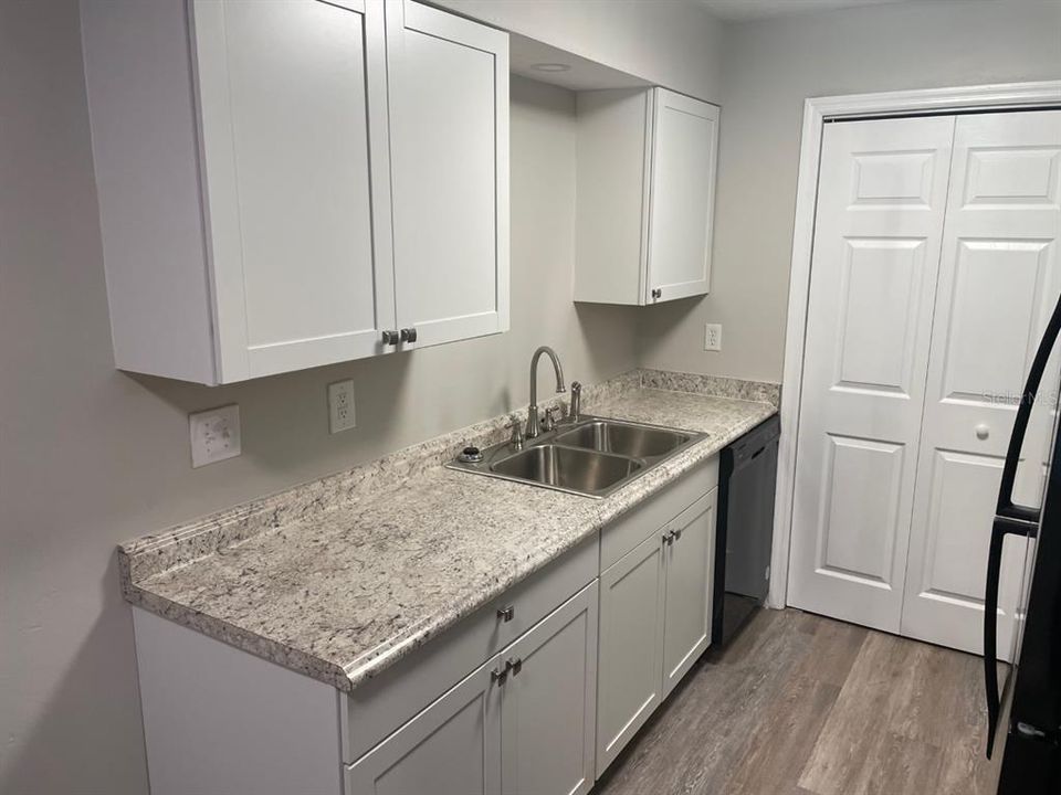 Под контрактом: $1,050 (2 спален, 1 ванн, 793 Квадратных фут)