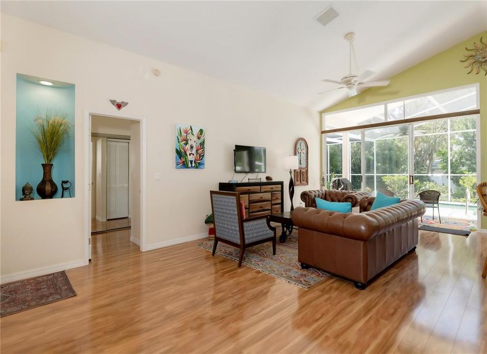 合同活跃: $519,900 (3 贝兹, 2 浴室, 1702 平方英尺)