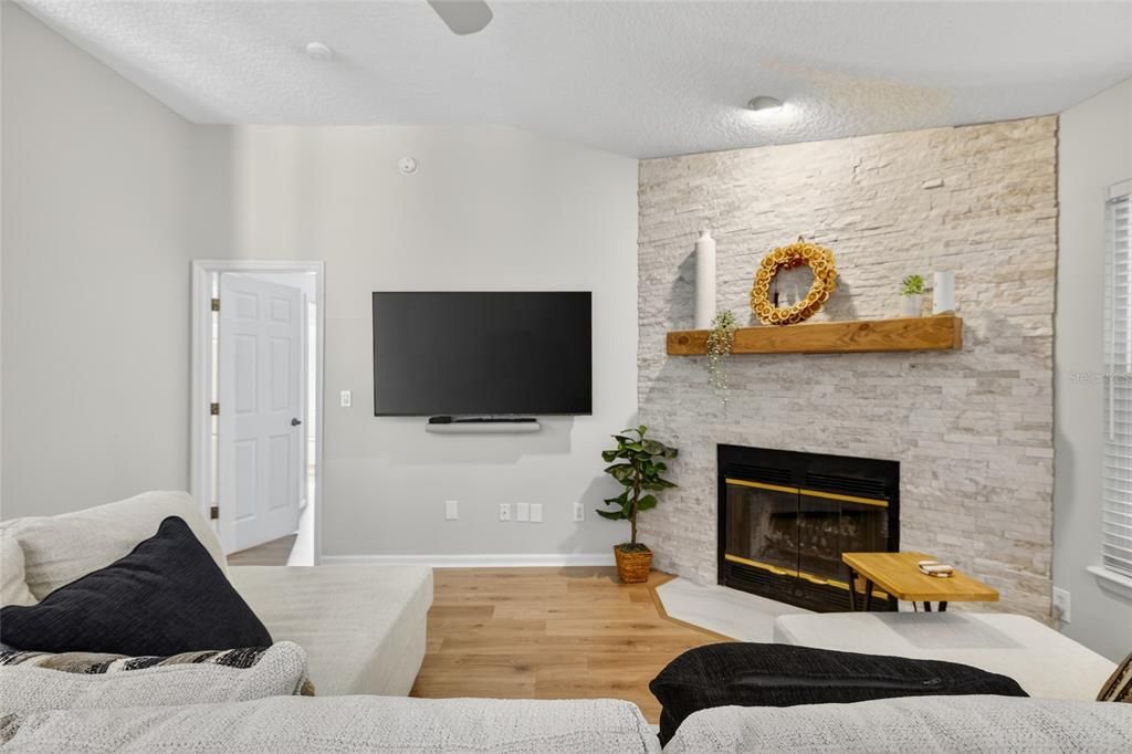 Недавно продано: $449,999 (4 спален, 2 ванн, 1772 Квадратных фут)