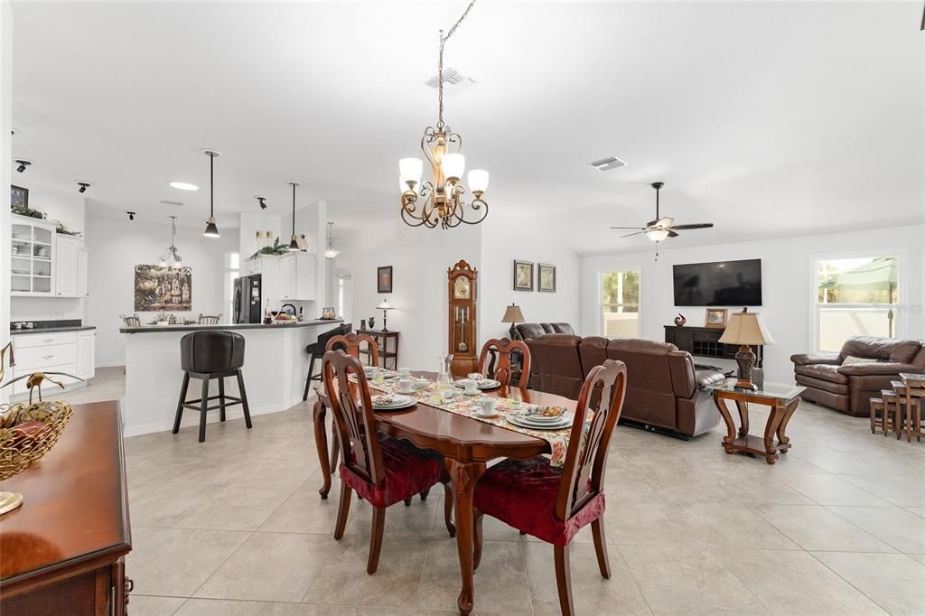 En Venta: $685,000 (3 camas, 2 baños, 1914 Pies cuadrados)