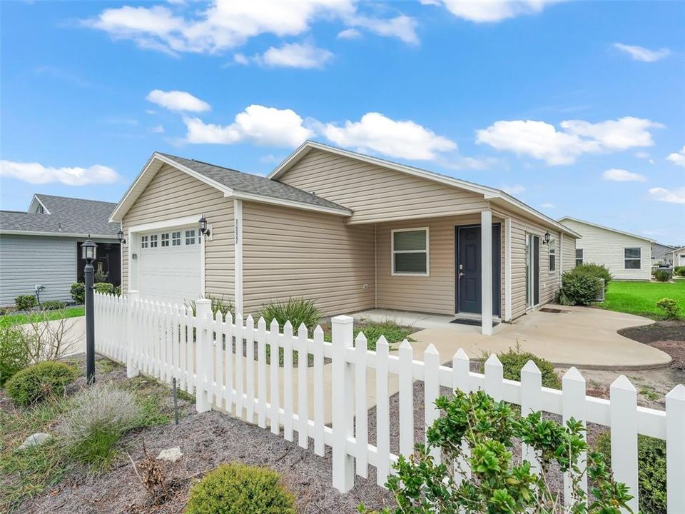 For Rent: $2,100 (2 beds, 1 baths, 1073 Square Feet)