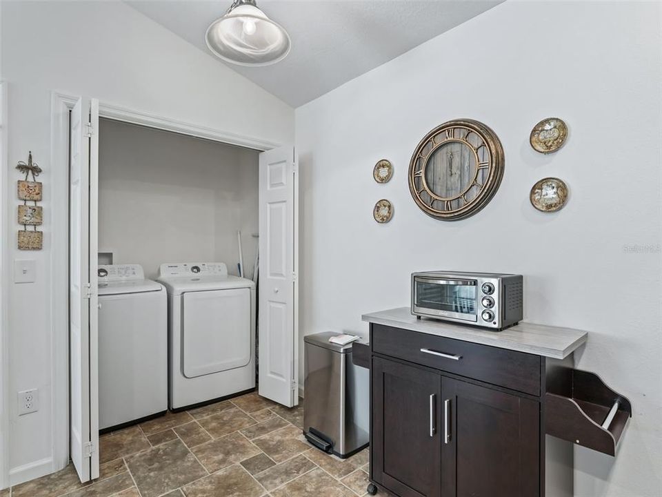 For Rent: $2,100 (2 beds, 1 baths, 1073 Square Feet)
