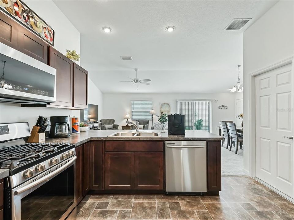 For Rent: $2,100 (2 beds, 1 baths, 1073 Square Feet)