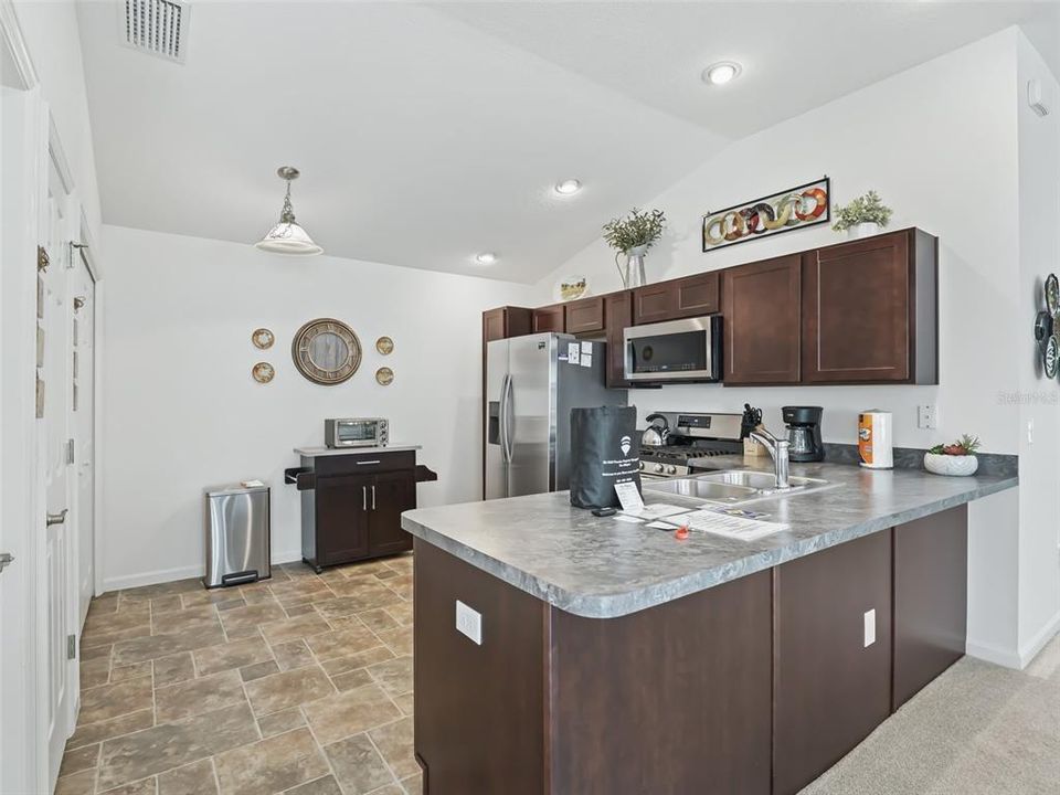 For Rent: $2,100 (2 beds, 1 baths, 1073 Square Feet)