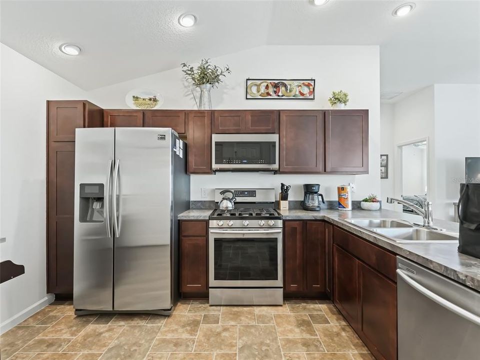 For Rent: $2,100 (2 beds, 1 baths, 1073 Square Feet)