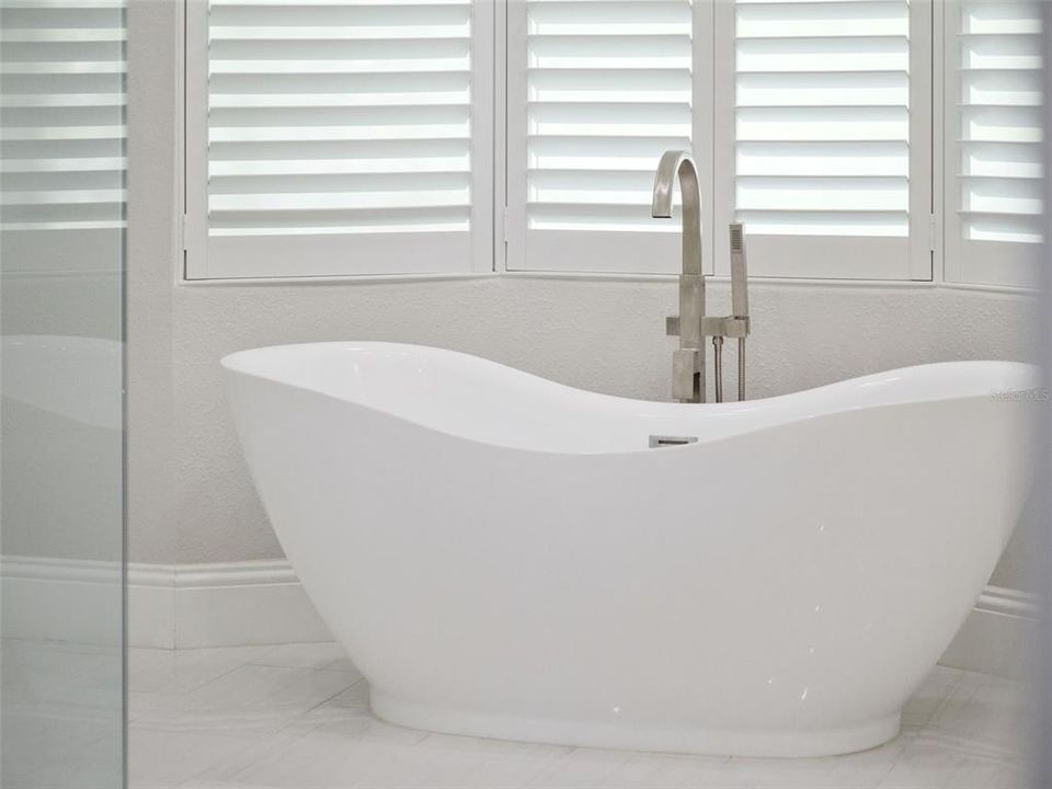 For Sale: $2,000,000 (5 beds, 6 baths, 4898 Square Feet)