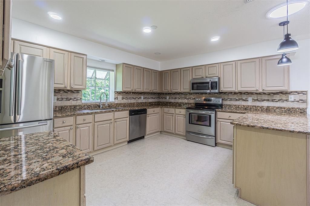 For Sale: $297,000 (2 beds, 2 baths, 1700 Square Feet)