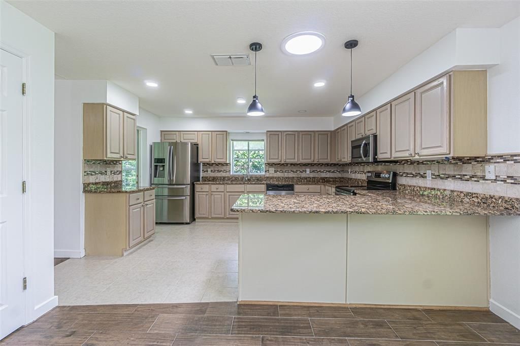 For Sale: $297,000 (2 beds, 2 baths, 1700 Square Feet)