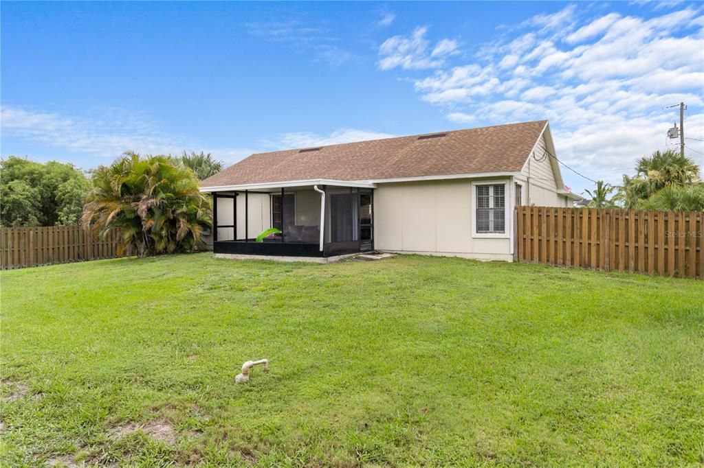 Activo con contrato: $280,000 (3 camas, 2 baños, 1402 Pies cuadrados)