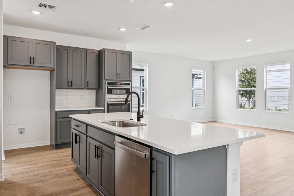 Activo con contrato: $599,990 (4 camas, 3 baños, 3074 Pies cuadrados)