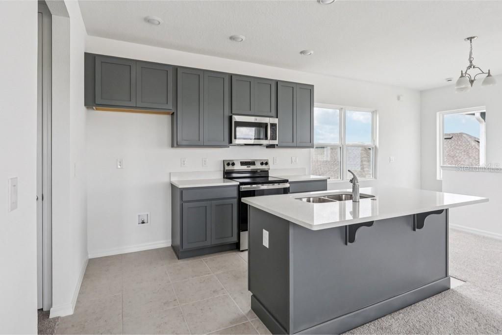 Activo con contrato: $599,990 (4 camas, 3 baños, 3074 Pies cuadrados)