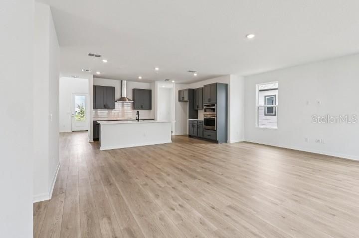 Activo con contrato: $599,990 (4 camas, 3 baños, 3074 Pies cuadrados)