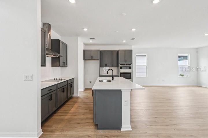 Activo con contrato: $599,990 (4 camas, 3 baños, 3074 Pies cuadrados)