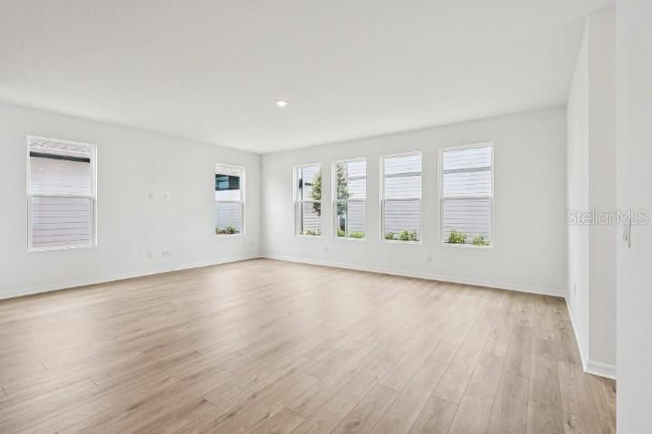 Activo con contrato: $599,990 (4 camas, 3 baños, 3074 Pies cuadrados)