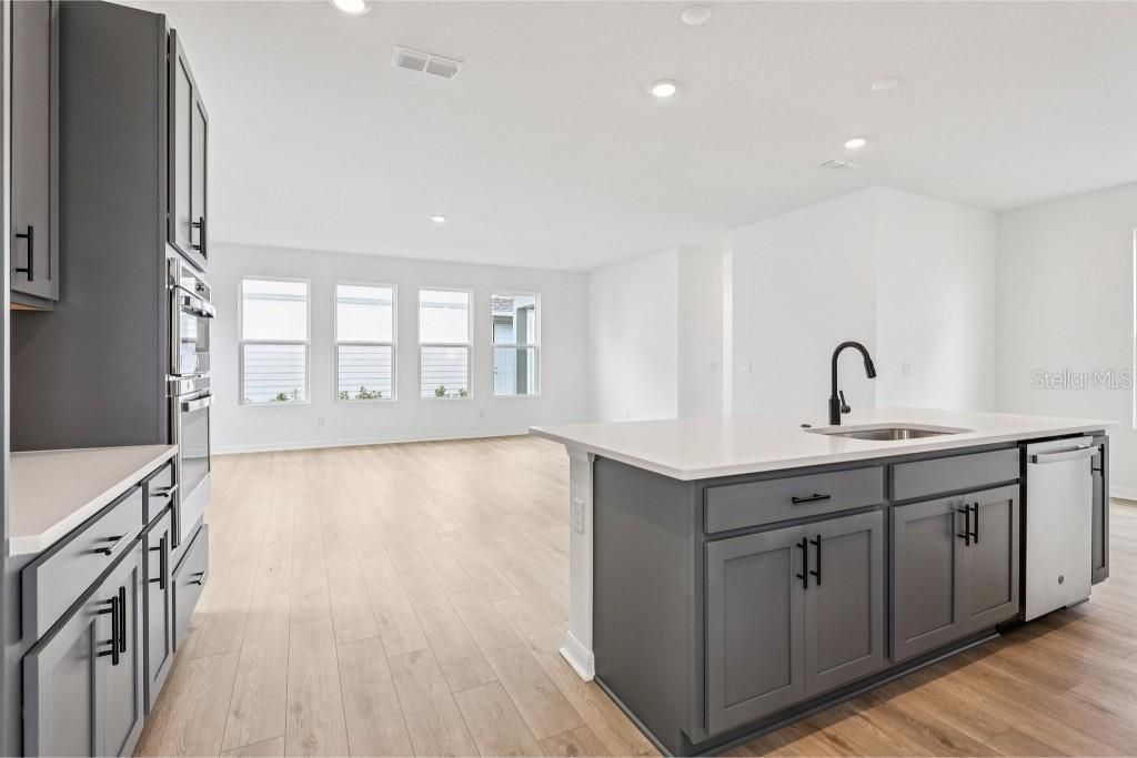 Activo con contrato: $599,990 (4 camas, 3 baños, 3074 Pies cuadrados)