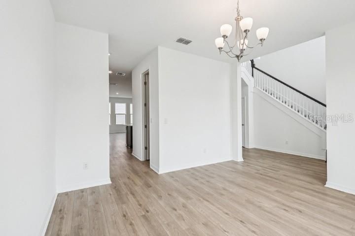 Activo con contrato: $599,990 (4 camas, 3 baños, 3074 Pies cuadrados)