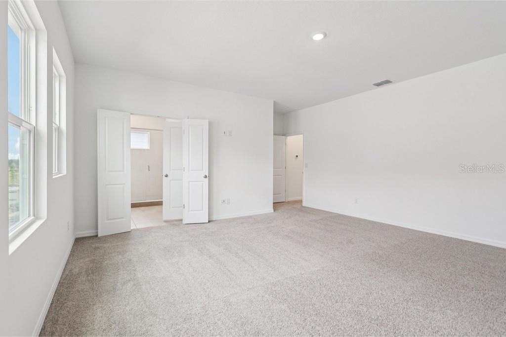 Activo con contrato: $599,990 (4 camas, 3 baños, 3074 Pies cuadrados)